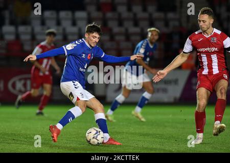 Jamie Bowden, d'Oldham Athletic, marque le premier but de son équipe lors du match de la Sky Bet League 2 entre Exeter City et Oldham Athletic à St James' Park, Exeter, le samedi 13th novembre 2021. (Photo d'Eddie Garvey/MI News/NurPhoto) Banque D'Images