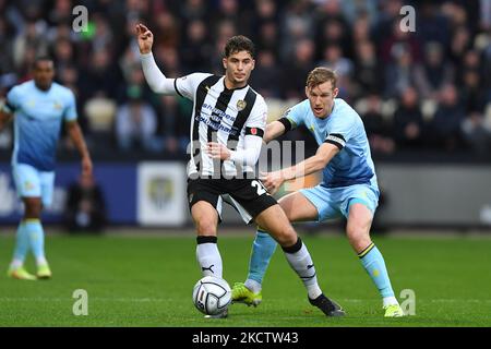 Ruben Rodrigues du comté de Notts et Kyle Storer de Solihull Moors lors du match de la Vanarama National League entre Notts County et Solihull Moors à Meadow Lane, Nottingham, le samedi 13th novembre 2021. (Photo de Jon Hobley/MI News/NurPhoto) Banque D'Images