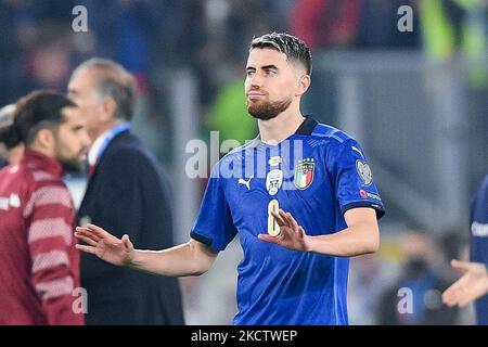 Jorginho, d'Italie, présente ses excuses aux fans pour la pénalité manquée à la fin du match de football de qualification de coupe du monde 2022 entre l'Italie et la Suisse au Stadio Olimpico, Rome, Italie, le 12 novembre 2021. (Photo de Giuseppe Maffia/NurPhoto) Banque D'Images