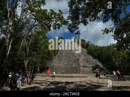 Une pyramide Nohoch Mul de 137 pieds (42 mètres), la plus haute pyramide maya de la péninsule du Yucatan et la deuxième plus haute pyramide maya du monde, à l'intérieur du site archéologique de Coba. Vendredi, 12 novembre 2021, à Coba, Quintana Roo, Mexique. (Photo par Artur Widak/NurPhoto) Banque D'Images