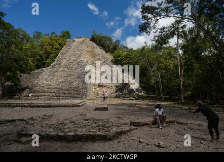 Une pyramide Nohoch Mul de 137 pieds (42 mètres), la plus haute pyramide maya de la péninsule du Yucatan et la deuxième plus haute pyramide maya du monde, à l'intérieur du site archéologique de Coba. Vendredi, 12 novembre 2021, à Coba, Quintana Roo, Mexique. (Photo par Artur Widak/NurPhoto) Banque D'Images