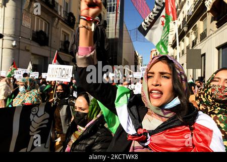 Des milliers de personnes descendent dans les rues de Madrid pour demander l'autodétermination du Sahara occidental à Madrid le 13rd novembre 2021. (Photo de Juan Carlos Lucas/NurPhoto) Banque D'Images