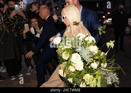 Madame Gaga quitte son hôtel avant la première italienne du film Maison de Gucci sur 13 novembre 2021 à Milan, Italie. (Photo par Alessandro Bremec/NurPhoto) Banque D'Images