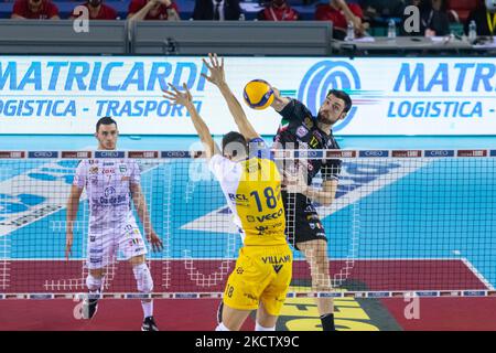 Spike of Simone Anzani, Cucine Lube Civitanova pendant le Volleyball Italien Serie A Men SuperLeague Championship Cucine Lube Civitanova vs Leo Shoes Modène on 14 novembre 2021 au Forum Eurosuole de Civitanova Marche, Italie (photo de Valeria Lippera/LiveMedia/NurPhoto) Banque D'Images