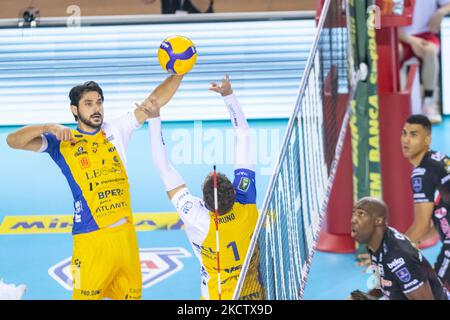 Bruno de Rezende (Bruninho) et Dragan Stankovic Modène Volley pendant le Volleyball Italien Serie A Men SuperLeague Championship Cucine Lube Civitanova vs Leo Shoes Modène on 14 novembre 2021 au Forum Eurosuole de Civitanova Marche, Italie (photo de Valeria Lippera/LiveMedia/NurPhoto) Banque D'Images