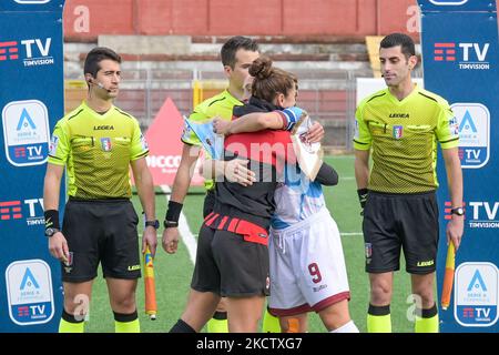 Les deux capitaines avant le coup d'envoi lors du match de football italien Seria A Women 2021/2022 entre Pomigliano Femminile vs Milan Women sur 14 novembre 2021 au stade Ugo Gobbato à Pomigliano Italie (photo de Salvatore Varo/LiveMedia/NurPhoto) Banque D'Images