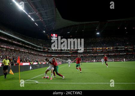 Aleksandar Mitrovic (L), l'avant-poste de Serbie, rivalise avec le milieu de terrain portugais Nelson Semedo lors de la coupe du monde de la FIFA, Qatar 2022, groupe de qualification Un match de football entre le Portugal et la Serbie au stade Luz à Lisbonne, Portugal, sur 14 novembre 2021. (Photo par Pedro Fiúza/NurPhoto) Banque D'Images