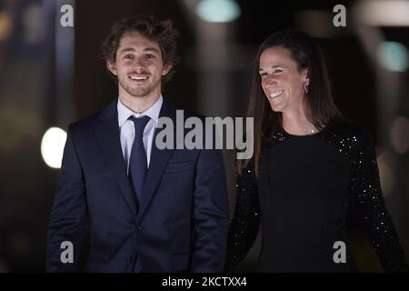 Remy Gardner (87) d'Australie et Red Bull KTM Ajo Kalex avec son épouse sur le tapis rouge avant la cérémonie de remise des prix FIM MotoGP à Fira de Valencia sur 14 novembre 2021 à Valence, Espagne. (Photo de Jose Breton/Pics action/NurPhoto) Banque D'Images