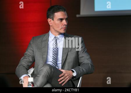 Et le Premier ministre espagnol, Pedro Sanchez, assiste à un débat réunissant les leaders socialistes européens sur le « Grand mouvement » à la Maison de la Mutualite à Paris sur 12 novembre 2021. (Photo de Michel Stoupak/NurPhoto) Banque D'Images