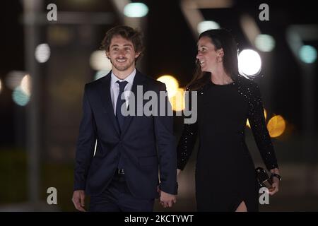 Remy Gardner (87) d'Australie et Red Bull KTM Ajo Kalex avec son épouse sur le tapis rouge avant la cérémonie de remise des prix FIM MotoGP à Fira de Valencia sur 14 novembre 2021 à Valence, Espagne. (Photo de Jose Breton/Pics action/NurPhoto) Banque D'Images