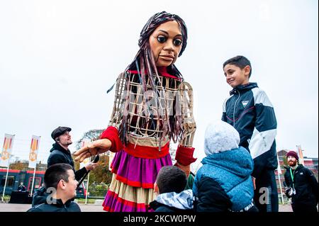 Un groupe d'enfants reçoit la marionnette géante « Little Amal », une réfugiée syrienne de neuf ans et de plus de 11 mètres de haut à l'extérieur du parc miniature, Madurodam, à la Haye, sur 15 novembre 2021. (Photo par Romy Arroyo Fernandez/NurPhoto) Banque D'Images