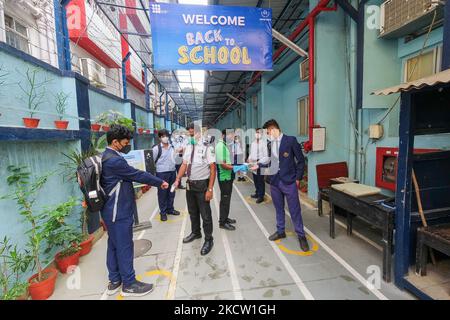 Sécurité contrôle de la température des élèves à l'aide d'un pistolet thermique à l'intérieur d'une école à Kolkata , Inde , le 16 novembre 2021 . (Photo par Debarchan Chatterjee/NurPhoto) Banque D'Images