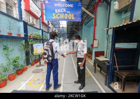 Sécurité contrôle de la température des élèves à l'aide d'un pistolet thermique à l'intérieur d'une école à Kolkata , Inde , le 16 novembre 2021 . (Photo par Debarchan Chatterjee/NurPhoto) Banque D'Images