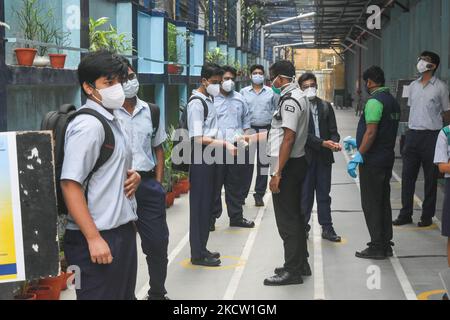 Sécurité contrôle de la température des élèves à l'aide d'un pistolet thermique à l'intérieur d'une école à Kolkata , Inde , le 16 novembre 2021 . (Photo par Debarchan Chatterjee/NurPhoto) Banque D'Images