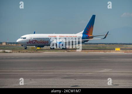 Jet2 Boeing 737-800 tel qu'il a été vu en train de rouler à l'aéroport international de Thessalonique Makedonia SKG LGTS depuis une fenêtre d'avion. L'avion B738 de 22 ans a l'enregistrement G-DRTB et le logo de jet2holidays une filiale de jet2.com LS EXS, la compagnie britannique de loisirs à bas prix avec des vols charter et réguliers du Royaume-Uni avec une flotte de 90 avions. Grèce un pays dépendant du tourisme, l'industrie du voyage et de l'aviation avait augmenté les arrivées internationales pendant la saison estivale 2021 pour les vacances par rapport à 2020, essayant de rebondir les effets de la pandémie du coronavirus Covid-19 en t Banque D'Images