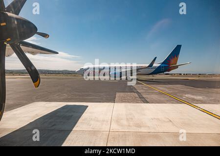 Jet2 Boeing 737-800 tel qu'il a été vu en train de rouler à l'aéroport international de Thessalonique Makedonia SKG LGTS depuis une fenêtre d'avion. L'avion B738 de 22 ans a l'enregistrement G-DRTB et le logo de jet2holidays une filiale de jet2.com LS EXS, la compagnie britannique de loisirs à bas prix avec des vols charter et réguliers du Royaume-Uni avec une flotte de 90 avions. Grèce un pays dépendant du tourisme, l'industrie du voyage et de l'aviation avait augmenté les arrivées internationales pendant la saison estivale 2021 pour les vacances par rapport à 2020, essayant de rebondir les effets de la pandémie du coronavirus Covid-19 en t Banque D'Images