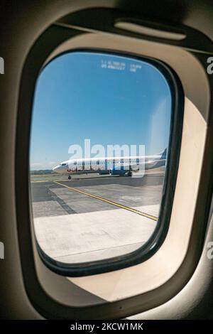 Jet2 Boeing 737-800 tel qu'il a été vu en train de rouler à l'aéroport international de Thessalonique Makedonia SKG LGTS depuis une fenêtre d'avion. L'avion B738 de 22 ans a l'enregistrement G-DRTB et le logo de jet2holidays une filiale de jet2.com LS EXS, la compagnie britannique de loisirs à bas prix avec des vols charter et réguliers du Royaume-Uni avec une flotte de 90 avions. Grèce un pays dépendant du tourisme, l'industrie du voyage et de l'aviation avait augmenté les arrivées internationales pendant la saison estivale 2021 pour les vacances par rapport à 2020, essayant de rebondir les effets de la pandémie du coronavirus Covid-19 en t Banque D'Images