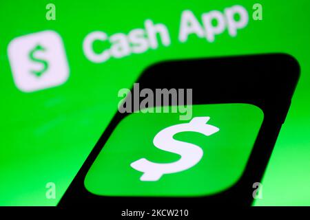 L'icône de l'application Cash s'affiche sur l'écran d'un téléphone et le logo de l'application Cash s'affiche sur l'écran d'un ordinateur portable sur cette photo prise à Cracovie, en Pologne, sur 16 novembre 2021. (Photo de Jakub Porzycki/NurPhoto) Banque D'Images