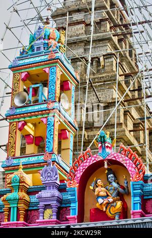 Échafaudage vu sur un temple hindou à Mullaitivu, Sri Lanka. Ce temple était connu pour avoir été fréquenté par Velupillai Prabhakaran, le chef décédé des combattants LTTE (Tigres de libération de l'Eelam tamoul). Le temple a été endommagé lors des bombardements de l'armée sri-lankaise pendant la guerre civile et est en train d'être reconstruit. (Photo de Creative Touch Imaging Ltd./NurPhoto) Banque D'Images