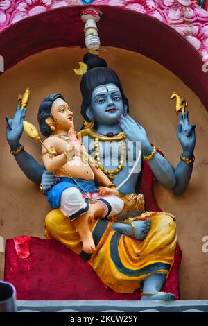 Les figures de Lord Shiva avec Lord Murugan sur ses genoux ornent un temple hindou à Mullaitivu, Sri Lanka. Ce temple était connu pour avoir été fréquenté par Velupillai Prabhakaran, le chef décédé des combattants LTTE (Tigres de libération de l'Eelam tamoul). Le temple a été endommagé lors des bombardements de l'armée sri-lankaise pendant la guerre civile et est en train d'être reconstruit. (Photo de Creative Touch Imaging Ltd./NurPhoto) Banque D'Images