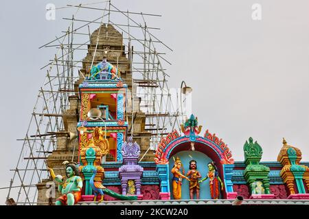 Échafaudage vu sur un temple hindou à Mullaitivu, Sri Lanka. Ce temple était connu pour avoir été fréquenté par Velupillai Prabhakaran, le chef décédé des combattants LTTE (Tigres de libération de l'Eelam tamoul). Le temple a été endommagé lors des bombardements de l'armée sri-lankaise pendant la guerre civile et est en train d'être reconstruit. (Photo de Creative Touch Imaging Ltd./NurPhoto) Banque D'Images