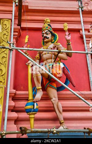 Échafaudage vu devant une figure sur un temple hindou à Mullaitivu, Sri Lanka. Ce temple était connu pour avoir été fréquenté par Velupillai Prabhakaran, le chef décédé des combattants LTTE (Tigres de libération de l'Eelam tamoul). Le temple a été endommagé lors des bombardements de l'armée sri-lankaise pendant la guerre civile et est en train d'être reconstruit. (Photo de Creative Touch Imaging Ltd./NurPhoto) Banque D'Images