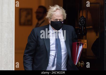 LONDRES, ROYAUME-UNI - le 17 NOVEMBRE 2021 : le Premier ministre britannique Boris Johnson quitte le 10 Downing Street pour les PMQ à la Chambre des communes sur 17 novembre 2021 à Londres, en Angleterre. (Photo de Wiktor Szymanowicz/NurPhoto) Banque D'Images