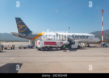 Condor Airbus A320 ravitaillant en carburant à l'aéroport international de Samos SMI Aristarchos. L'Airbus A320-200 est doté de l'inscription D-AICI et du logo CONDOR imprimé sur le côté du fuselage. Condor ou Condor Flugdienst GmbH est une compagnie aérienne allemande charter et régulière qui effectue des vols vers l'île de Samos en saison depuis Düsseldorf, Francfort, Hambourg et Munich en Allemagne. L'île de Samos en mer Égée est une destination estivale populaire pour les touristes. Île de Samos, Grèce sur 21 septembre 2021 (photo de Nicolas Economou/NurPhoto) Banque D'Images