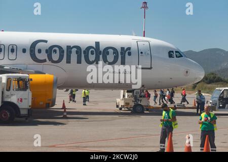 Passagers à bord de l'avion Condor. Condor Airbus A320 à l'aéroport international de Samos SMI Aristarchos. L'Airbus A320-200 est doté de l'inscription D-AICI et du logo CONDOR imprimé sur le côté du fuselage. Condor ou Condor Flugdienst GmbH est une compagnie aérienne allemande charter et régulière qui effectue des vols vers l'île de Samos en saison depuis Düsseldorf, Francfort, Hambourg et Munich en Allemagne. L'île de Samos en mer Égée est une destination estivale populaire pour les touristes. Île de Samos, Grèce sur 21 septembre 2021 (photo de Nicolas Economou/NurPhoto) Banque D'Images