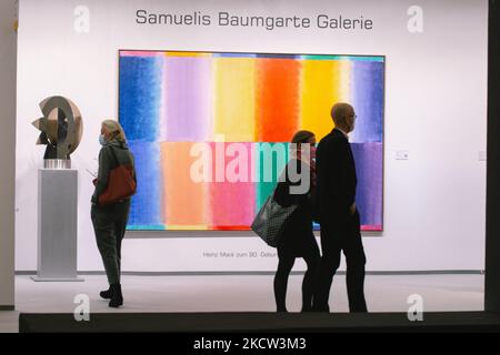 Les visiteurs sont vus marcher devant la galerie samuelis Baumgarte pendant Art Cologne Aperçu de la presse au centre des expositions de Cologne à Cologne, Allemagne le 17 novembre 2021 (photo de Ying Tang/NurPhoto) Banque D'Images