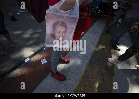 Une feuille représentant la dernière ancienne première dame d'Argentine, Eva Peron, est photographiée lors d'une manifestation en faveur du gouvernement du président argentin Alberto Fernandez après des élections législatives de mi-mandat à la Plaza de Mayo sur 17 novembre 2021 à Buenos Aires, en Argentine. (Photo de Matías Baglietto/NurPhoto) Banque D'Images