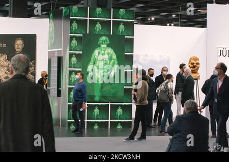 Les visiteurs sont vus devant le dernier soldat de Kenny Schachter lors de l'Art Cologne Aperçu de la presse au centre des expositions de Cologne, Allemagne, le 17 novembre 2021 (photo de Ying Tang/NurPhoto) Banque D'Images