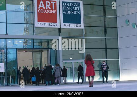 Les visiteurs sont vus à pied dans le parc des expositions de cologne pendant l'avant-première d'Art Cologne Press au centre des expositions de Cologne, Allemagne, le 17 novembre 2021 (photo de Ying Tang/NurPhoto) Banque D'Images