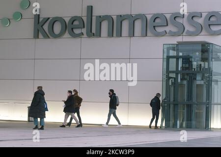 Les visiteurs sont vus à pied dans le parc des expositions de cologne pendant l'avant-première d'Art Cologne Press au centre des expositions de Cologne, Allemagne, le 17 novembre 2021 (photo de Ying Tang/NurPhoto) Banque D'Images