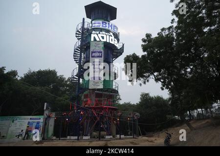 Une vue de la « Tour de Mog » nouvellement installée, un purificateur d'air de 20 mètres de haut, pour atténuer la pollution de l'air dans un contexte de détérioration de l'indice de qualité de l'air (IQA), à Noida, à la périphérie de New Delhi, en Inde, sur 18 novembre 2021. (Photo de Mayank Makhija/NurPhoto) Banque D'Images