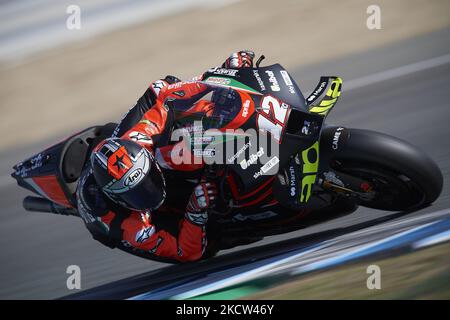 Maverick Vinales (12) d'Espagne et Aprilia course pendant l'essai de la nouvelle saison MotoGP 2022 à Circuito Jerez - Angel Nieto sur 18 novembre 2021 à Jerez de la Frontera, Espagne. (Photo de Jose Breton/Pics action/NurPhoto) Banque D'Images