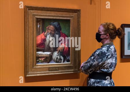 LONDRES, ROYAUME-UNI - 18 NOVEMBRE 2021 : un membre du personnel du musée regarde un tableau intitulé « MainJerome » (1521) de l'artiste allemand de la Renaissance Albrecht Durer (1471 – 1528) lors d'un aperçu de la presse de l'exposition de crédit Suisse « les voyages de Durer » : Voyages d'un artiste de la Renaissance (du 20 novembre 2021 au 27 février 2022) à la Galerie nationale, sur 18 novembre 2021, à Londres, en Angleterre. (Photo de Wiktor Szymanowicz/NurPhoto) Banque D'Images