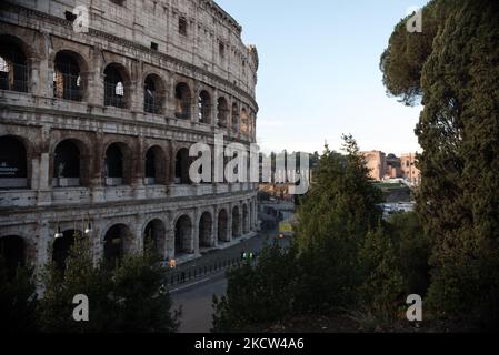 Le Colisée vu du Parco del Colle Oppio avec le Temple de Vénus en arrière-plan, Rome, 14 novembre 2021. (Photo par Andrea Savorani Neri/NurPhoto) Banque D'Images