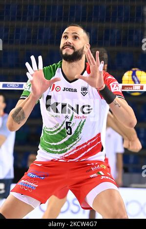 Osmany Juantorena #5 (Cucine Lube Civitanova) pendant le Volleyball Italien Serie A Men SuperLeague Championship Cucine Lube Civitanova vs Prisma Taranto on 18 novembre 2021 au Forum Eurosuole de Civitanova Marche, Italie (photo de Roberto Bartomeoli/LiveMedia/NurPhoto) Banque D'Images