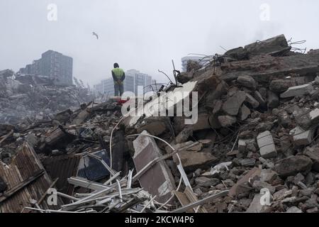 Ruines de maisons de destruction, quartier de Fikirtepe à istanbul le 18 novembre 2021. La transformation urbaine qui a commencé à Fikirtepe dans le district de Kadköy en 2010 n'a pas pu être achevée par les entreprises intervenantes. La transformation urbaine inachevée de Fikirtepe sera achevée par le Ministère de l'environnement et de l'urbanisation jusqu'en 2024. (Photo par Resul Kaboglu/NurPhoto) Banque D'Images