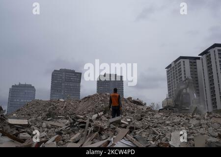 Ruines de maisons de destruction, quartier de Fikirtepe à istanbul le 18 novembre 2021. La transformation urbaine qui a commencé à Fikirtepe dans le district de Kadköy en 2010 n'a pas pu être achevée par les entreprises intervenantes. La transformation urbaine inachevée de Fikirtepe sera achevée par le Ministère de l'environnement et de l'urbanisation jusqu'en 2024. (Photo par Resul Kaboglu/NurPhoto) Banque D'Images