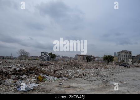 Ruines de maisons de destruction, quartier de Fikirtepe à istanbul le 18 novembre 2021. La transformation urbaine qui a commencé à Fikirtepe dans le district de Kadköy en 2010 n'a pas pu être achevée par les entreprises intervenantes. La transformation urbaine inachevée de Fikirtepe sera achevée par le Ministère de l'environnement et de l'urbanisation jusqu'en 2024. (Photo par Resul Kaboglu/NurPhoto) Banque D'Images