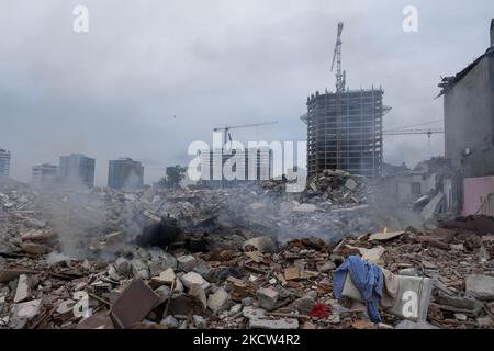 Ruines de maisons de destruction, quartier de Fikirtepe à istanbul le 18 novembre 2021. La transformation urbaine qui a commencé à Fikirtepe dans le district de Kadköy en 2010 n'a pas pu être achevée par les entreprises intervenantes. La transformation urbaine inachevée de Fikirtepe sera achevée par le Ministère de l'environnement et de l'urbanisation jusqu'en 2024. (Photo par Resul Kaboglu/NurPhoto) Banque D'Images