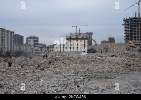 Ruines de maisons de destruction, quartier de Fikirtepe à istanbul le 18 novembre 2021. La transformation urbaine qui a commencé à Fikirtepe dans le district de Kadköy en 2010 n'a pas pu être achevée par les entreprises intervenantes. La transformation urbaine inachevée de Fikirtepe sera achevée par le Ministère de l'environnement et de l'urbanisation jusqu'en 2024. (Photo par Resul Kaboglu/NurPhoto) Banque D'Images