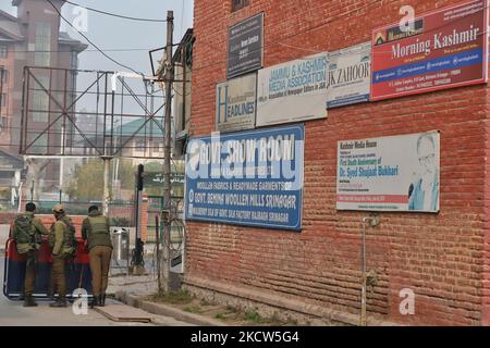 Des panneaux publicitaires de divers points de presse sont installés près de l'entrée de l'enclave de presse (colonie de presse) Srinagar, Jammu-et-Cachemire Inde le 19 novembre 2021. De nombreuses maisons de presse, dont le Grand Cachemire, ont été priées par les autorités gouvernementales de vacciner les logements du gouvernement (photo de Nasir Kachroo/NurPhoto) Banque D'Images