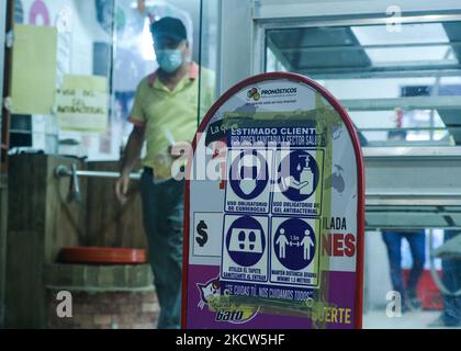 Un panneau avec règles Covid-19 vu à l'entrée d'une boulangerie locale à Tulum. Le dimanche, 14 novembre 2021, à Tulum, Quintana Roo, Mexique. (Photo par Artur Widak/NurPhoto) Banque D'Images