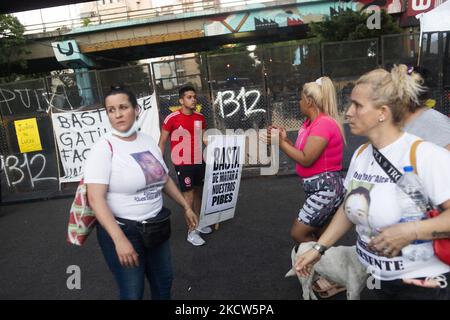 Les gens se rassemblent lors d'une manifestation pour demander justice après le meurtre de Lucas Gonzalez, un joueur de 17 ans du centre de Barracas, abattu par la police municipale, à Buenos Aires, en Argentine, 18 novembre 2021. (Photo de MatÃ­as Baglietto/NurPhoto) Banque D'Images