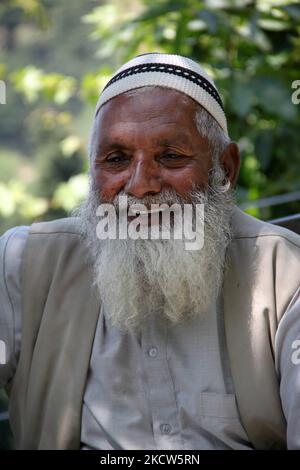 Homme kashmiri musulman âgé avec une barbe blanche portant un kufi (casquette musulmane) à Baba Nagri, au Cachemire, en Inde. (Photo de Creative Touch Imaging Ltd./NurPhoto) Banque D'Images