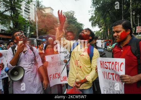 Divers syndicats étudiants sont descendus dans la rue pour célébrer et féliciter les agriculteurs pour la rétractation des lois agricoles contre lesquelles ils protestent depuis près d'un an , à Kolkata , en Inde , Le 19 novembre 2021. Celebration et Félicitations ont éclaté alors que le PM indien Narendra Modi a décidé de repousser les trois lois agricoles vendredi , contre lesquelles les agriculteurs de tout le pays protestent depuis près d'un an . (Photo par Debarchan Chatterjee/NurPhoto) Banque D'Images