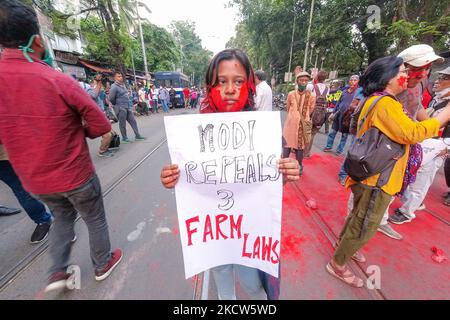 Divers syndicats étudiants sont descendus dans la rue pour célébrer et féliciter les agriculteurs pour la rétractation des lois agricoles contre lesquelles ils protestent depuis près d'un an , à Kolkata , en Inde , Le 19 novembre 2021. Celebration et Félicitations ont éclaté alors que le PM indien Narendra Modi a décidé de repousser les trois lois agricoles vendredi , contre lesquelles les agriculteurs de tout le pays protestent depuis près d'un an . (Photo par Debarchan Chatterjee/NurPhoto) Banque D'Images